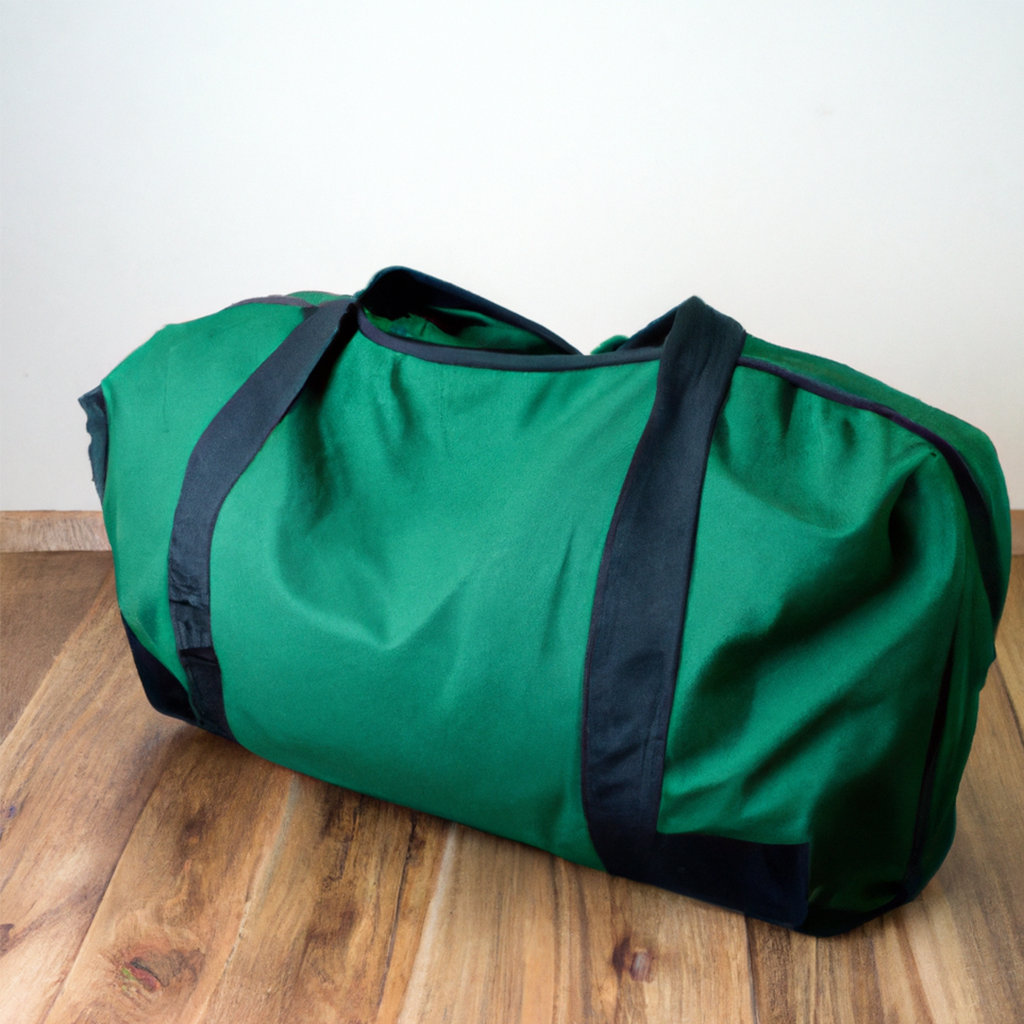 Grøn sportstaske på trægulv