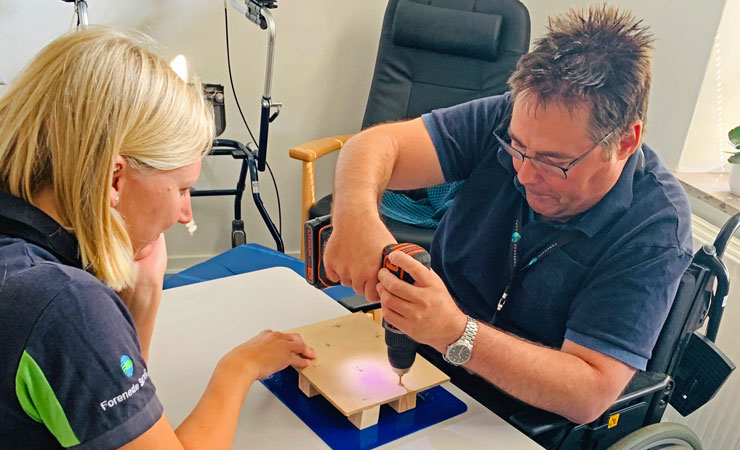 Hvordan en mærkværdig træplade, gav et særligt bånd mellem Kim og hans ergoterapeut