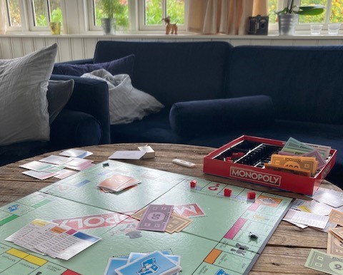 Monopoly på et sofabord af træ
