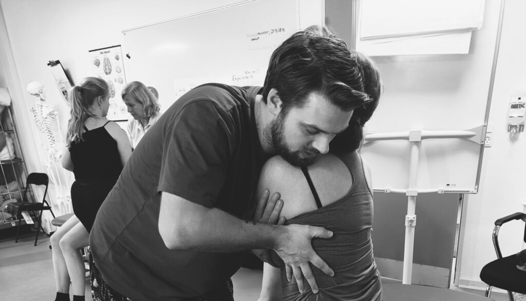 IBITA Bobath grundkursus i neurorehabilitering med fysioterapeut og patient i træningssituation